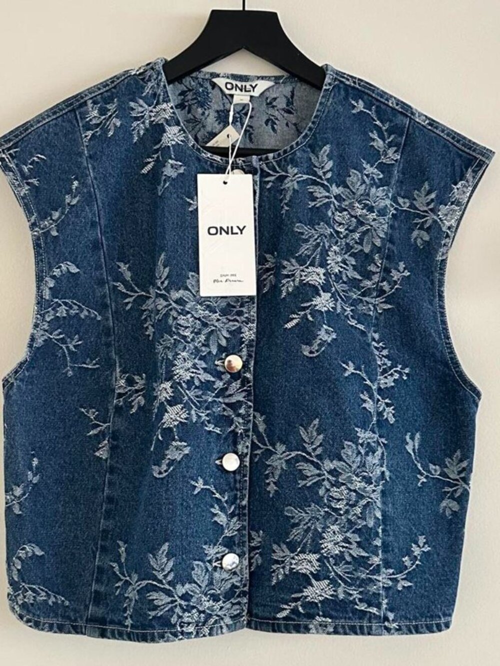 ONLY Floral Denim Vest Super cute dark-wash denim...